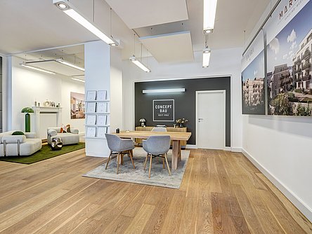Moderner Beratungsraum für den Immobilienverkauf bei Concept Bau mit Ausstellungsflächen und Sitzbereich