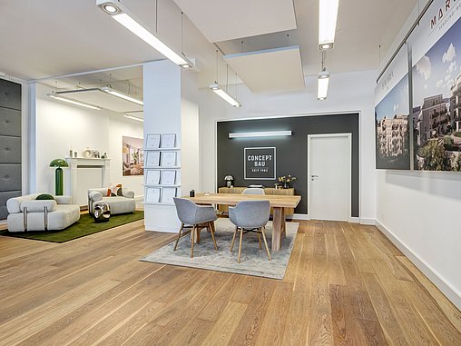 Moderner Beratungsraum für den Immobilienverkauf bei Concept Bau mit Ausstellungsflächen und Sitzbereich