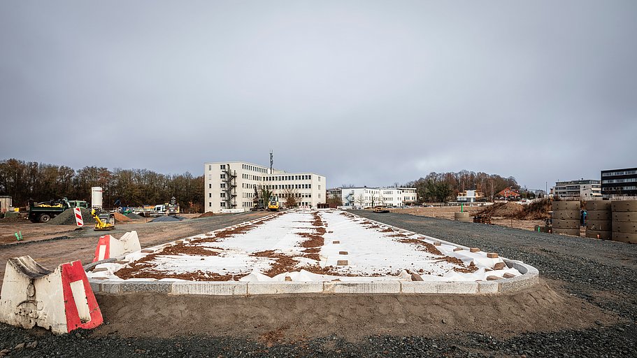 Baustellenareal mit vorbereiteter Bodenplatte für das Neubauprojekt joseph
