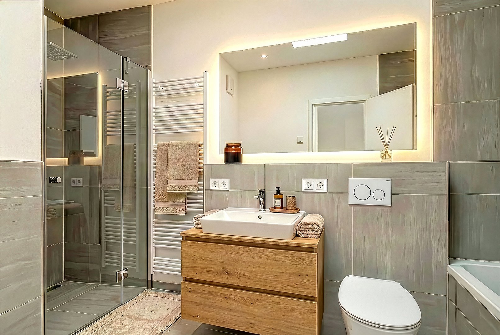 Badezimmer in Granitoptik Wohnung 20 Badezimmer mit Badewanne und ebenerdiger Dusche in Granitoptik Wohnung 20