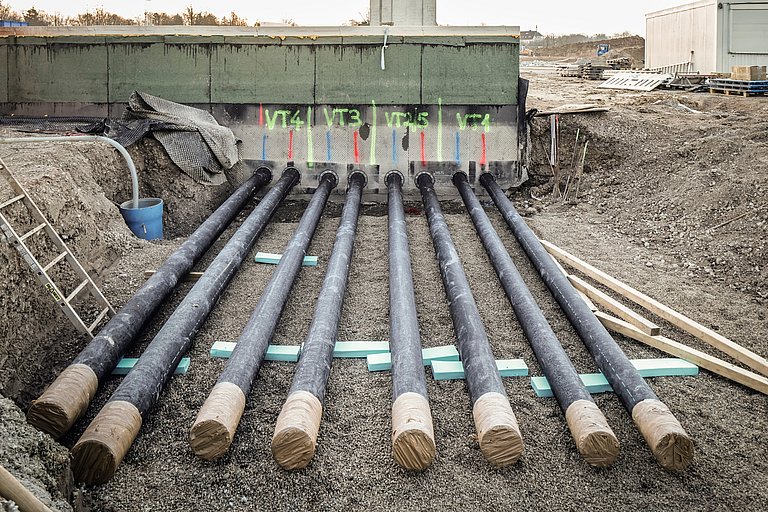Stahlrohre auf Baustelle joseph – Vorbereitung zur Verlegung