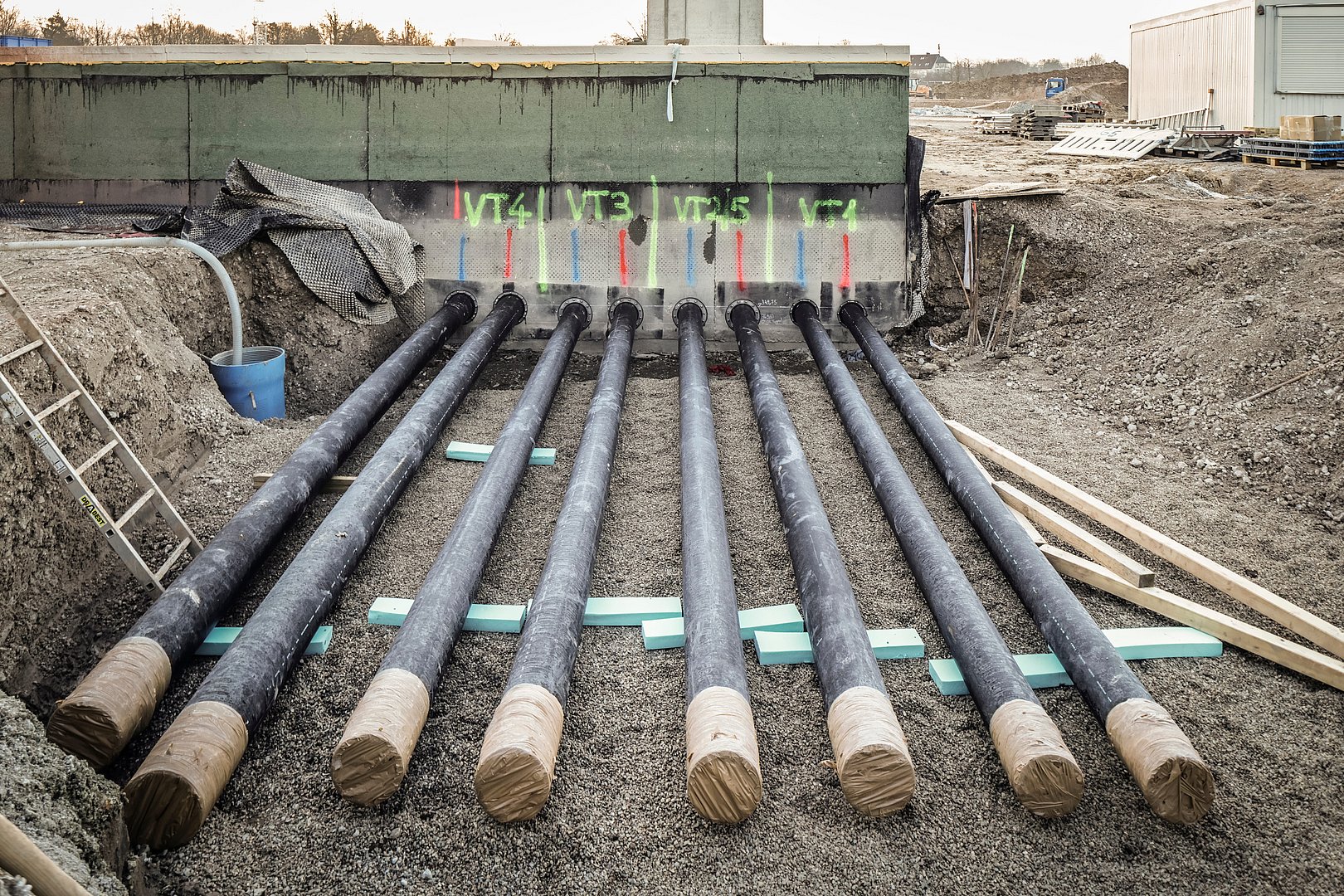 Stahlrohre auf Baustelle joseph – Vorbereitung zur Verlegung