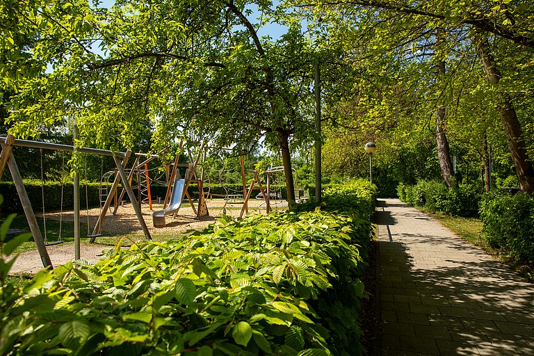 Spielplatz in Grünanlage in Aschheim Kinderspielplatz in Grünanlage in Aschheim