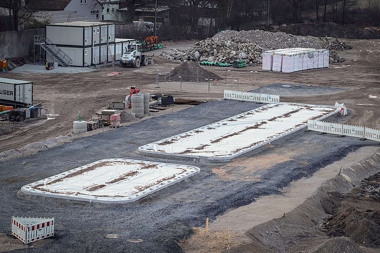 Bodenplatten am Baufeld des Neubauprojekts joseph