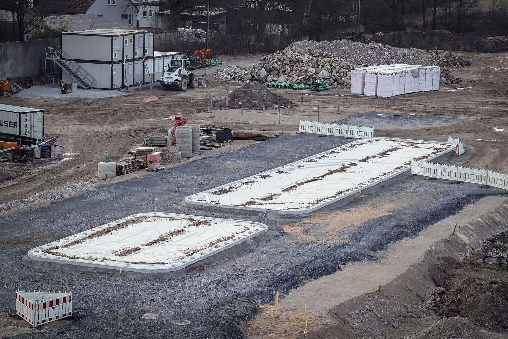 Bodenplatten am Baufeld des Neubauprojekts joseph