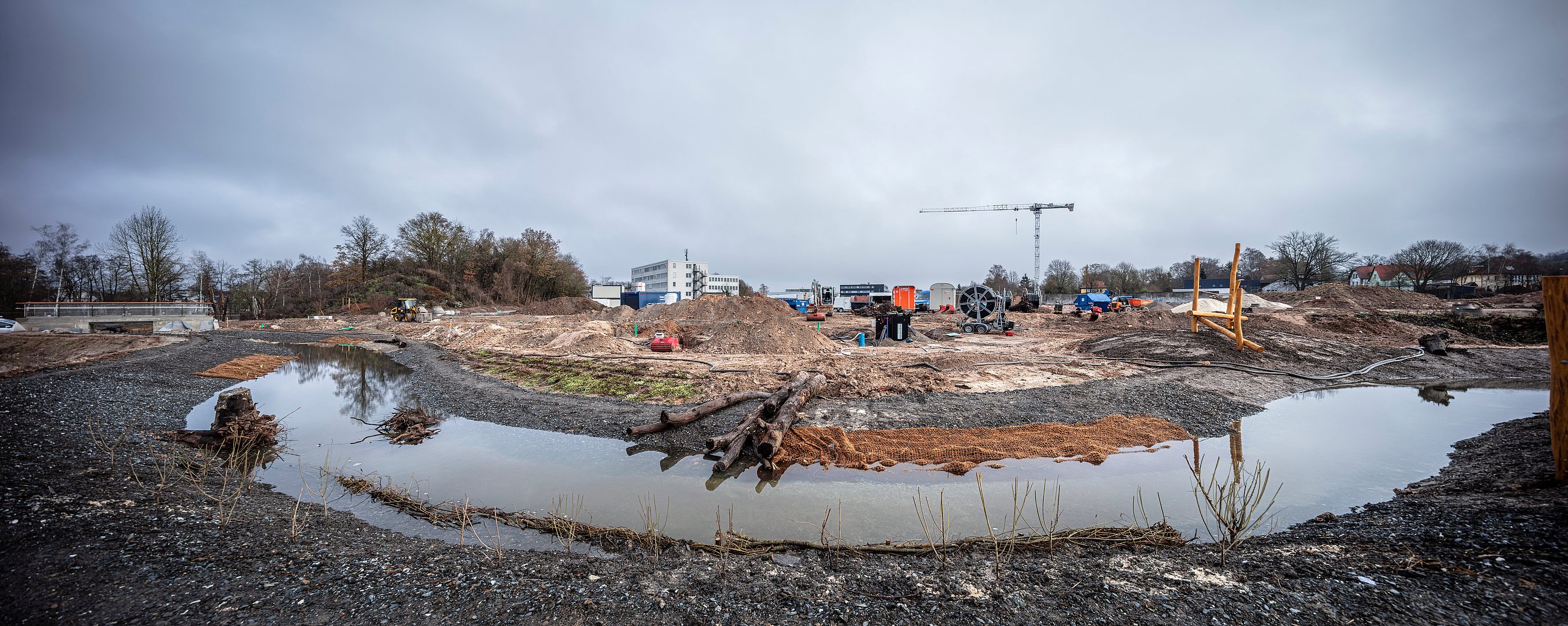 Baufortschritt des Neubauprojekts joseph mit erschlossener Baugrube