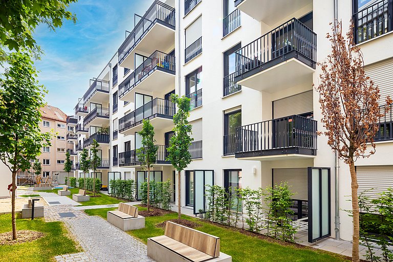 Außenansicht zum Innenhof des Neubauprojektes Quartier Neuhausen mit modernen Parkbänken.