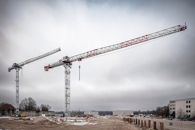 Baukräne auf dem Baufeld Neubauprojekt joseph