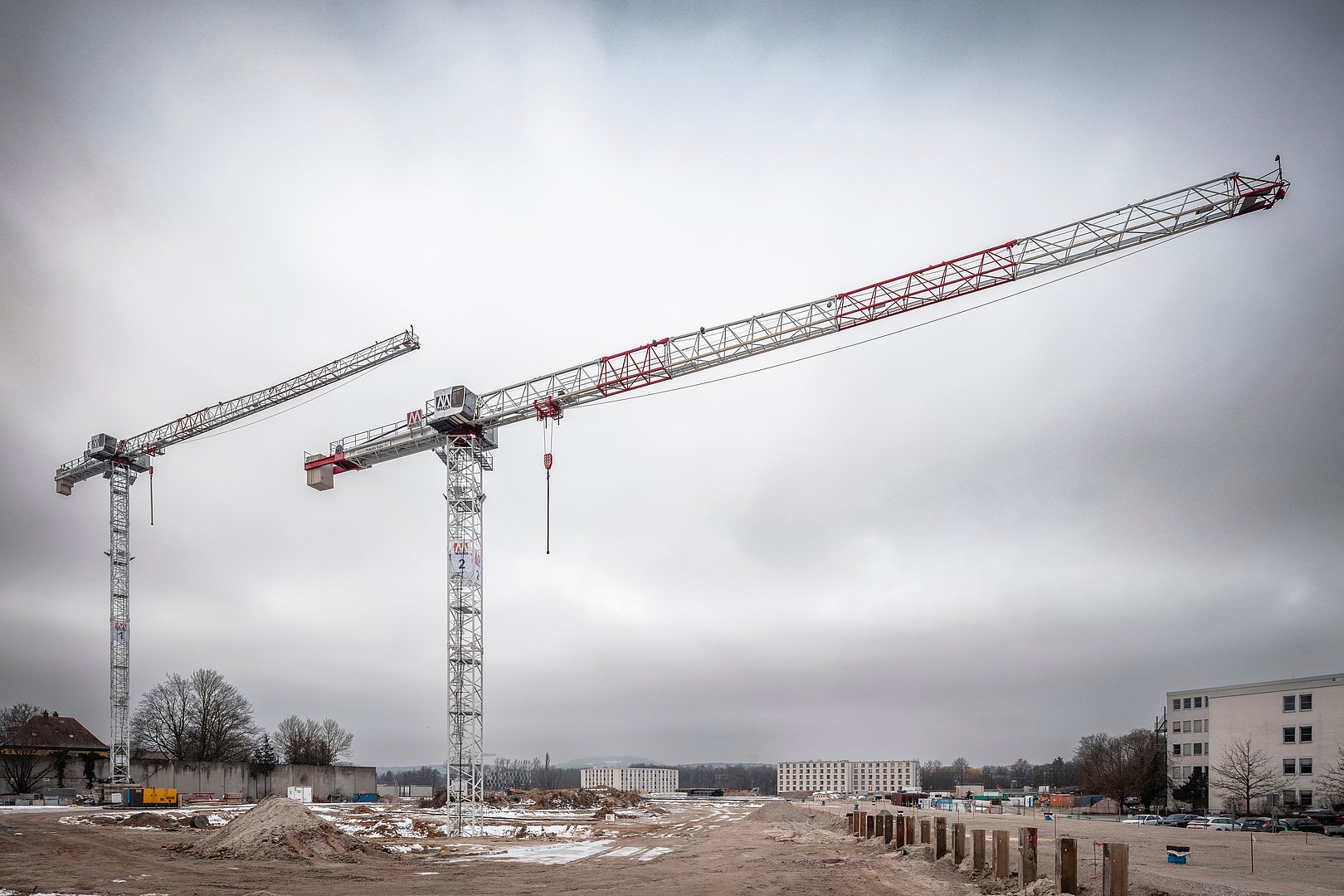 Baukräne auf dem Baufeld Neubauprojekt joseph