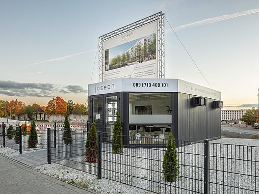 Verkaufscontainer für Neubauimmobilien auf der Baustelle des Neubauprojekts joseph