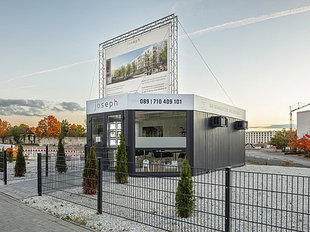 Verkaufscontainer für Neubauimmobilien auf der Baustelle des Neubauprojekts joseph