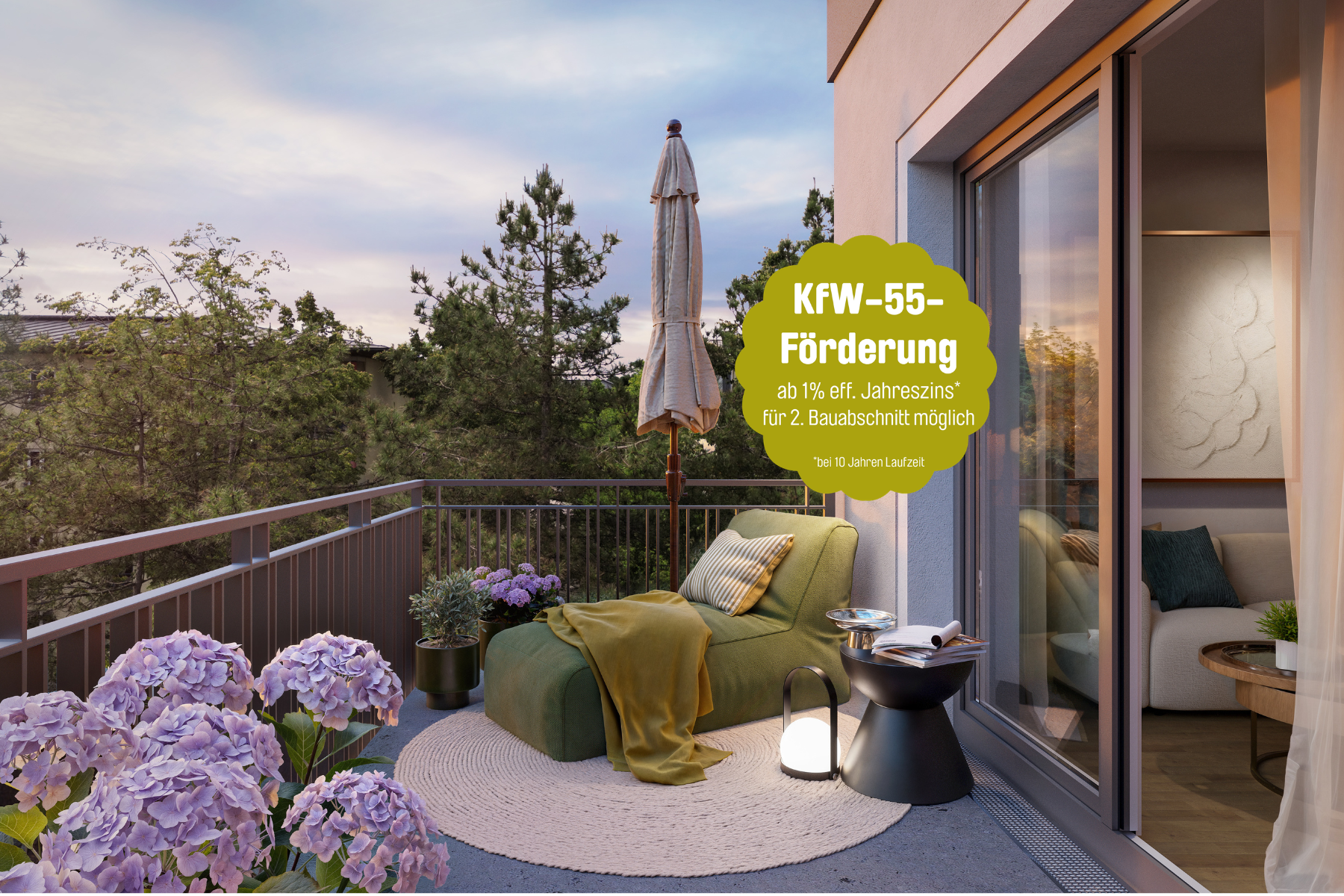 Gemütlicher Balkon mit Lounge-Sessel und Blick ins Grüne – moderne Neubauwohnung im Großraum München mit KfW-55-Förderung